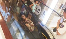 Cảnh báo: Một trẻ mắc kẹt ở thang cuốn trung tâm thương mại khi đi chơi dịp nghỉ lễ