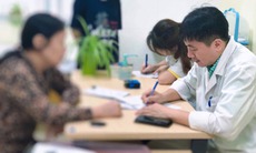 Bỗng dưng đi ngoài phân đen, có nên lo lắng?