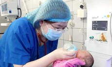 "Bà mẹ Kangaroo" Bạch Mai chăm trẻ sinh non những ngày cách ly