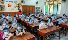 Thứ trưởng Bộ GDĐT nói gì về việc trẻ đội mũ chắn giọt bắn trong lớp học để phòng COVID-19?