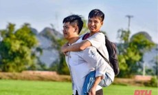 Trường ĐH Y Thái Bình sẵn sàng miễn học phí cho cậu bé 10 năm cõng bạn đến trường