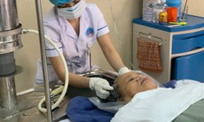 Tri ân người bệnh, nhân viên y tế tắm gội, cắt móng tay cho bệnh nhân