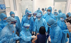 Những phụ nữ đầu tiên được tiêm vắc xin COVID-19 trong ngày 8/3