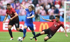 Luka Modric “giải cứu” sọc caro trước người Thổ