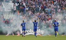 Euro 2016 - Pháo sáng, áo rách, bóng nổ…