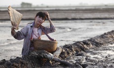 Ngọc Trinh bất ngờ “ẵm” giải thưởng với “Vòng eo 56”