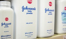 Bột talc trong sản phẩm lại khiến Johnson & Johnson bị kiện