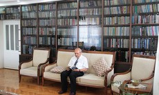 Hiệu trưởng mua sách, truyền cảm hứng sống lành mạnh cho sinh viên