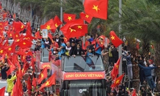 U23 Việt Nam trở về trong 'rừng cờ' từ người hâm mộ