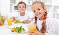 Vì sao bé ăn nhiều chất xơ nhưng vẫn bị táo bón?