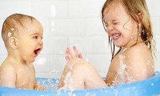 Tắm cho trẻ khi thời tiết thay đổi như thế nào để mẹ an tâm?