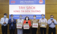 TP.HCM: Giáo viên tiểu học được DHG Pharma tài trợ gel rửa tay phòng dịch