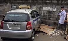Vụ xe taxi đâm hai bà cháu trên đường Hồng Hà: Gia đình xin đưa em bé về nhà
