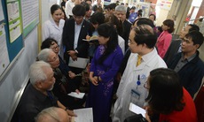 Bộ trưởng Bộ Y tế thị sát tại các BV của Hà Nội: Người bệnh chưa hài lòng vì phải chờ đợi lâu   