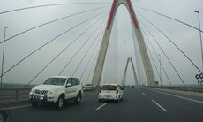 Bộ Y tế thông tin về chiếc xe ô tô biển xanh đi ngược chiều trên cầu Nhật Tân
