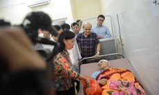 Bộ trưởng Bộ Y tế thăm bác sĩ bị người nhà bệnh nhi đánh khi đang làm nhiệm vụ