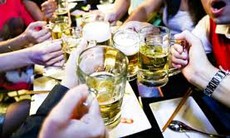Bộ Y tế đề xuất cấm bán rượu bia cho người dưới 18 và trong quán karaoke
