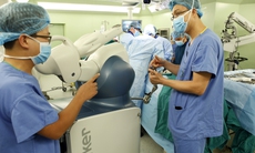 Ứng dụng robot trong phẫu thuật: Người bệnh được hưởng công nghệ tiên tiến của thế giới