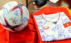 Đấu giá quả bóng, áo có chữ ký các cầu thủ vô địch AFF Cup để gây quỹ hỗ trợ người nghèo đón tết