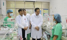 Bộ trưởng Bộ LĐTB&XH thăm, tặng quà 75 gia đình bệnh nhân có hoàn cảnh khó khăn tại BV Phụ sản TW
