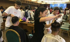 Bệnh nhân BV Bạch Mai được tặng quà, cắt tóc, gội đầu miễn phí tại "Gala thứ 7 yêu thương"