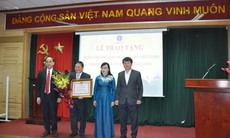 GS.TS Nguyễn Viết Tiến nhận Huân chương Lao động Hạng Nhất