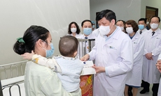 Bộ trưởng Nguyễn Thanh Long thăm, chúc Tết, động viên y bác sĩ trực Tết và người bệnh tại 2 bệnh viện lớn