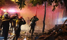 Hà Nội: Cháy lớn tại quán karaoke ở Nguyễn Khang, điều xe vòi rồng đến dập lửa