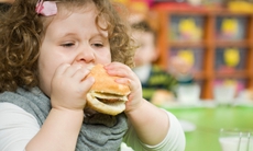Làm thế nào để trẻ béo phì giảm cân và vẫn đủ dinh dưỡng phát triển chiều cao?