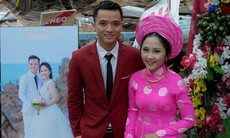 Đám cưới bên căn nhà sập trong mùa lũ
