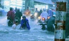 Nước cuốn trôi xe máy trong cơn mưa 2 giờ ở Sài Gòn