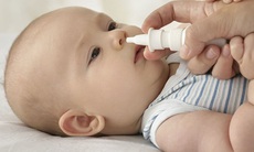 Cách chọn và dùng thuốc trị ngạt mũi cho trẻ
