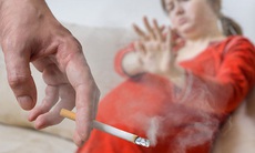 Hít khói thuốc thụ động trong thai kỳ, làm giảm chức năng phổi ở trẻ