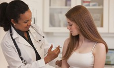 Vắc xin HPV nên được khuyến cáo cho trẻ tiền vị thành niên