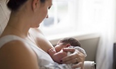 Trẻ bú mẹ trên 24 tháng tăng nguy cơ sâu răng