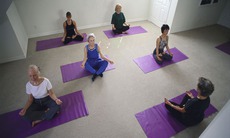 Yoga có thể giúp ích cho bệnh nhân ung thư vú gặp vấn đề giấc ngủ