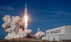 SpaceX hoãn vụ phóng thương mại đầu tiên của tên lửa Falcon Heavy