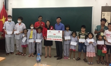 Trao quà của đội tuyển U23 Việt Nam cho các bệnh nhân nghèo