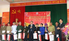 Tặng quà 100 hộ gia đình chính sách, có hoàn cảnh khó khăn tại Pom Lót, Điện Biên