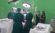 3 giờ căng thẳng cắt bỏ khối u tử cung nặng gần 7 kg