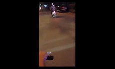 Vừa chờ đèn đỏ vừa..."hít đất", nam thanh niên bị cướp xe máy