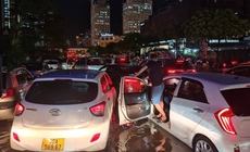 Mưa to, gió lớn khiến người Hà Nội trở tay không kịp lúc tan tầm