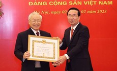 Tổng B&#237; thư Nguyễn Ph&#250; Trọng nhận Huy hiệu 55 năm tuổi Đảng