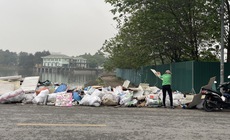 H&#224; Nội: R&#225;c thải ngổn ngang ven hồ, vỉa h&#232; tại phường Ho&#224;ng Liệt