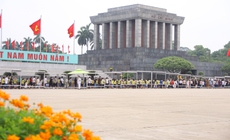 H&#224;ng ng&#224;n người xếp h&#224;ng v&#224;o Lăng viếng B&#225;c trong ng&#224;y sinh nhật Người