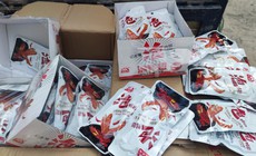 Ngăn chặn 15.500 g&#243;i c&#225;nh vịt ăn liền nhập lậu rao b&#225;n qua mạng x&#227; hội
