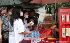 Sĩ tử vượt mưa kéo nhau đến Văn Miếu cầu may trước kỳ thi THPT