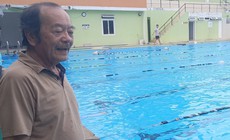 Thầy dạy bơi đặc biệt của trẻ em ở Kh&#225;nh H&#242;a