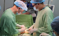 Cắt hơn 1 m&#233;t ruột non để cứu sống bệnh nhi 6 tuổi
