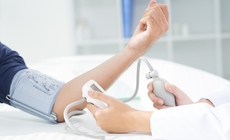 Đo huyết &#225;p khi nằm hay khi ngồi sẽ ch&#237;nh x&#225;c hơn?